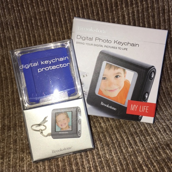 Brookstone Digital Photo Keychain AND Protector - Picture 2 of 9